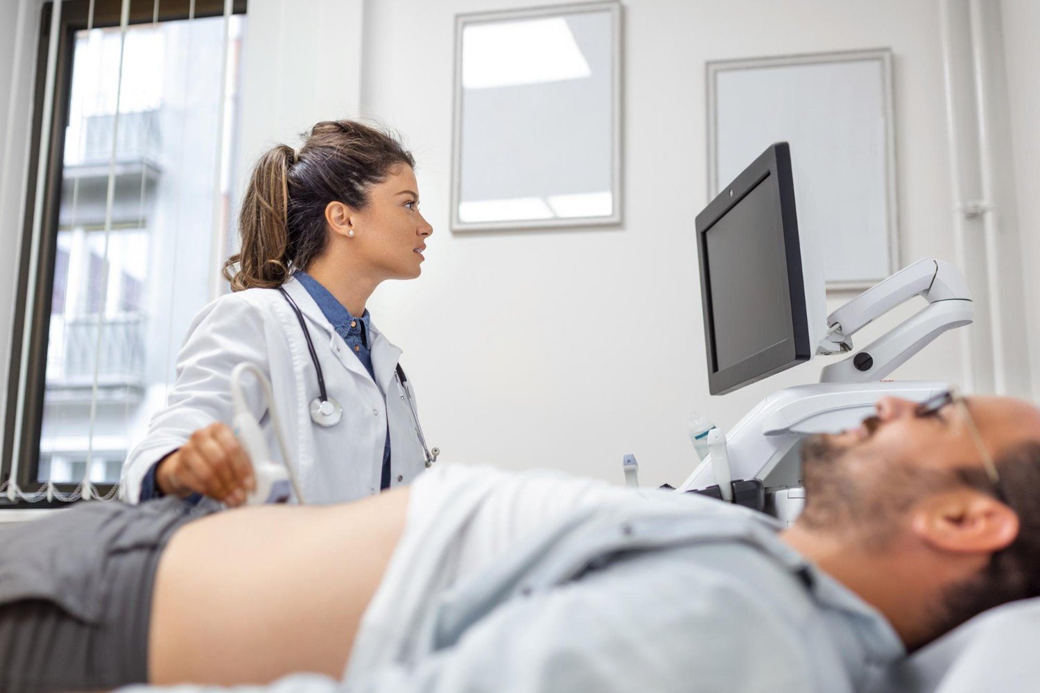 Paciente recebendo orientações da equipe antes da endoscopia com sedação em Maringá
